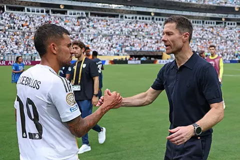 تقارير: ألونسو يرفض رحيل سيبايوس عن ريال مدريد